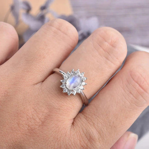 Anillo ovalado con piedra de luna y circonio
