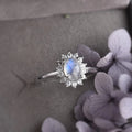 Anillo ovalado con piedra de luna y circonio