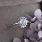 Anillo ovalado con piedra de luna y circonio