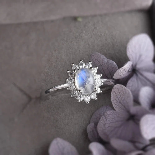Anillo ovalado con piedra de luna y circonio