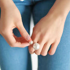 Anillo estilo retro con perlas blancas en plata
