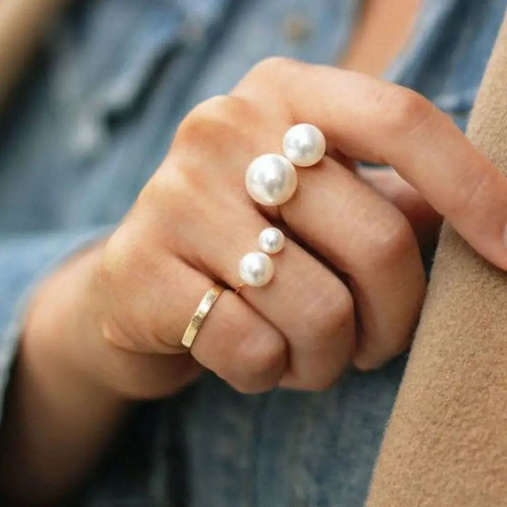 Anillo estilo retro con perlas blancas en oro