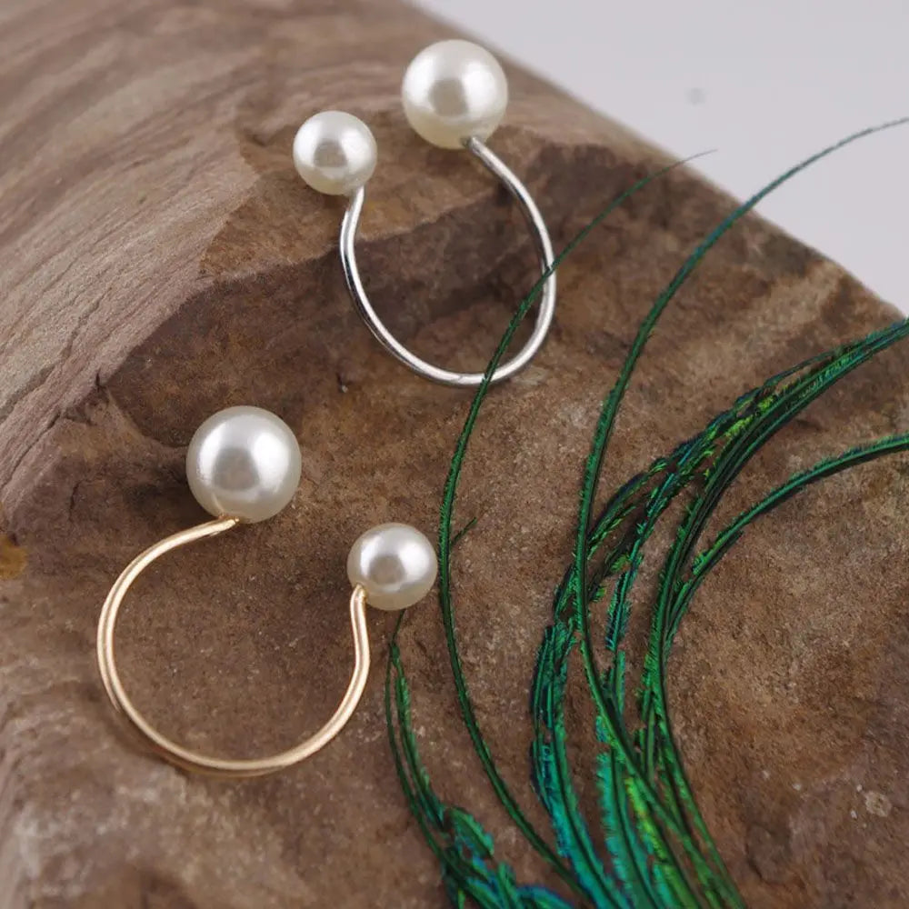 Anillo estilo retro con perlas blancas en plata