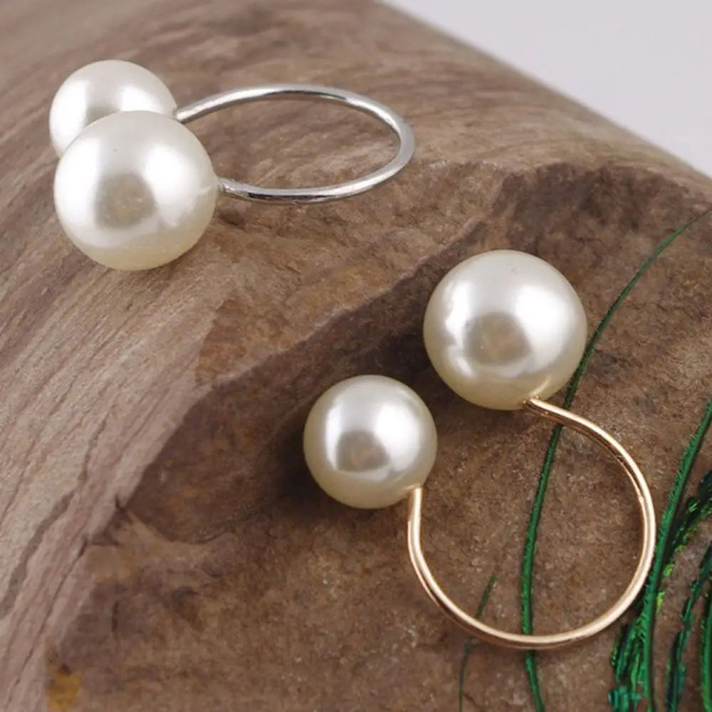 Anillo estilo retro con perlas blancas en oro
