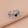 Anillo Plateado Corazón Negro para Mujer