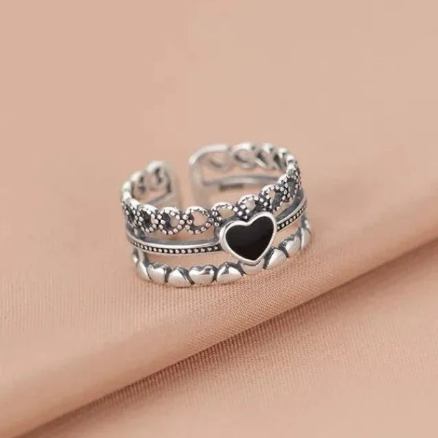 Anillo Plateado Corazón Negro para Mujer