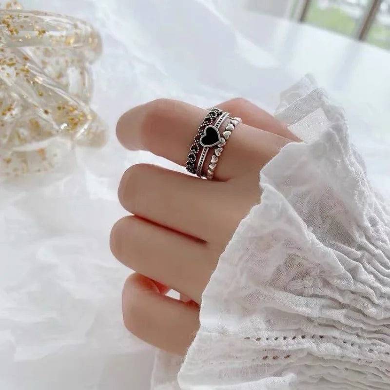 Anillo Plateado Corazón Negro para Mujer