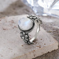 Anillo con Banda Floral Piedra de Luna