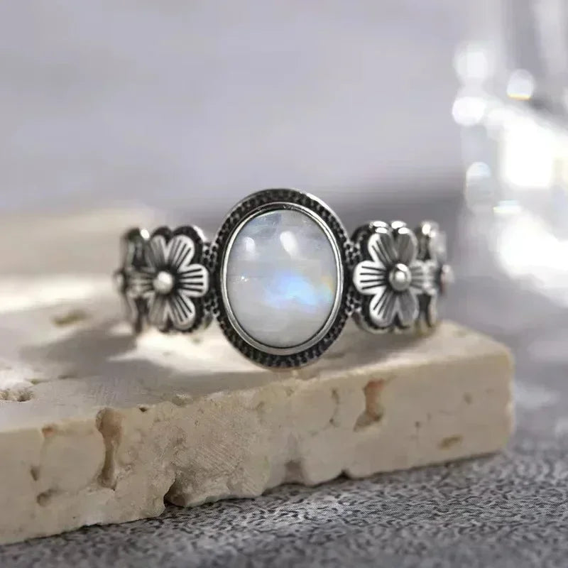 Anillo con Banda Floral Piedra de Luna