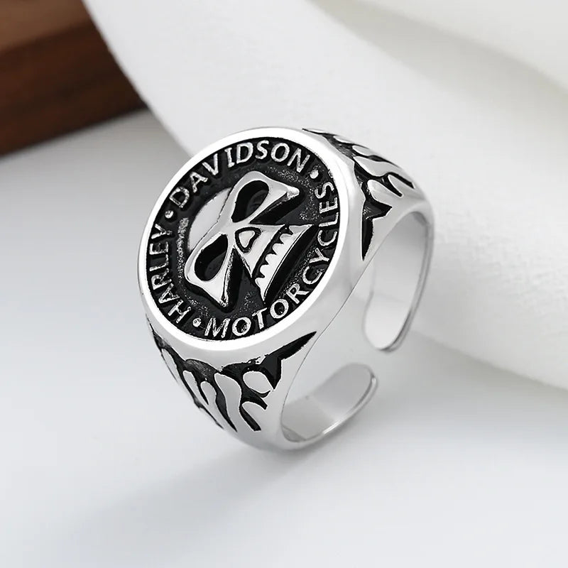 Anillo con Aro de Calavera Gótica