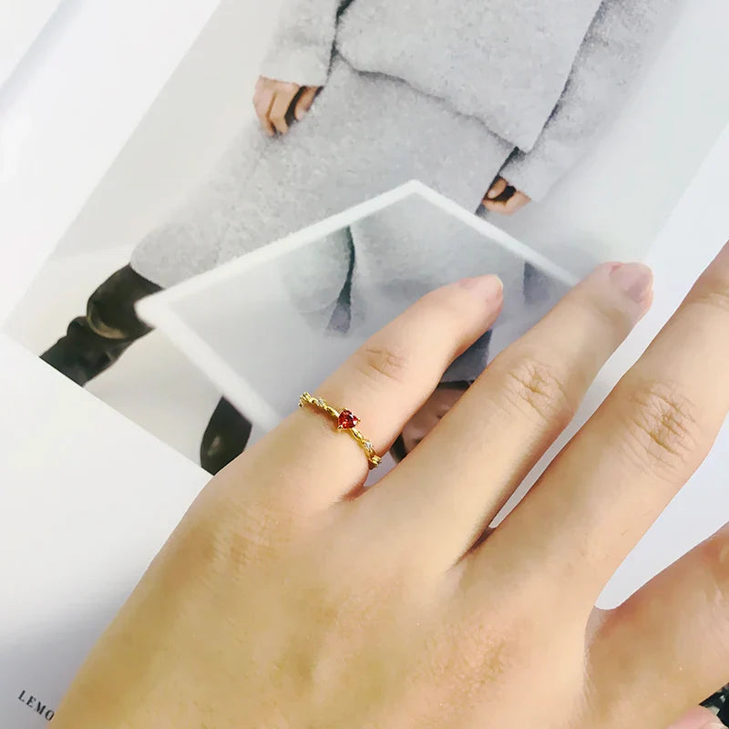 Anillo con Corazón Rojo y Circón