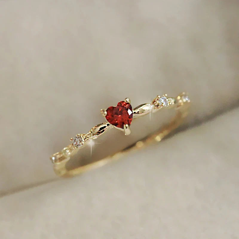 Anillo con Corazón Rojo y Circón