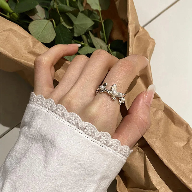 Anillo de estilo con flores y perlas de circonio