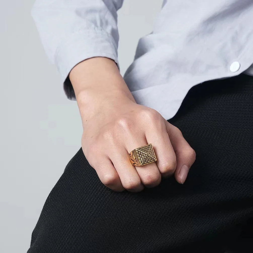 Anillo con Pirámide Egipcia dorada