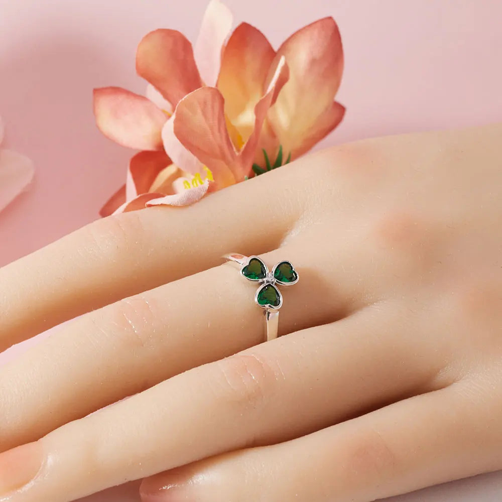 Anillo con Trébol de 3 Hojas en Circonita Verde