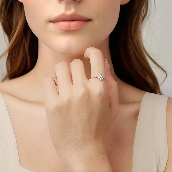Anillo con Trébol de 4 Hojas en Circonita