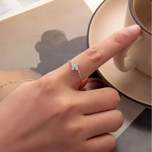 Anillo con Trébol de 4 Hojas en Circonita