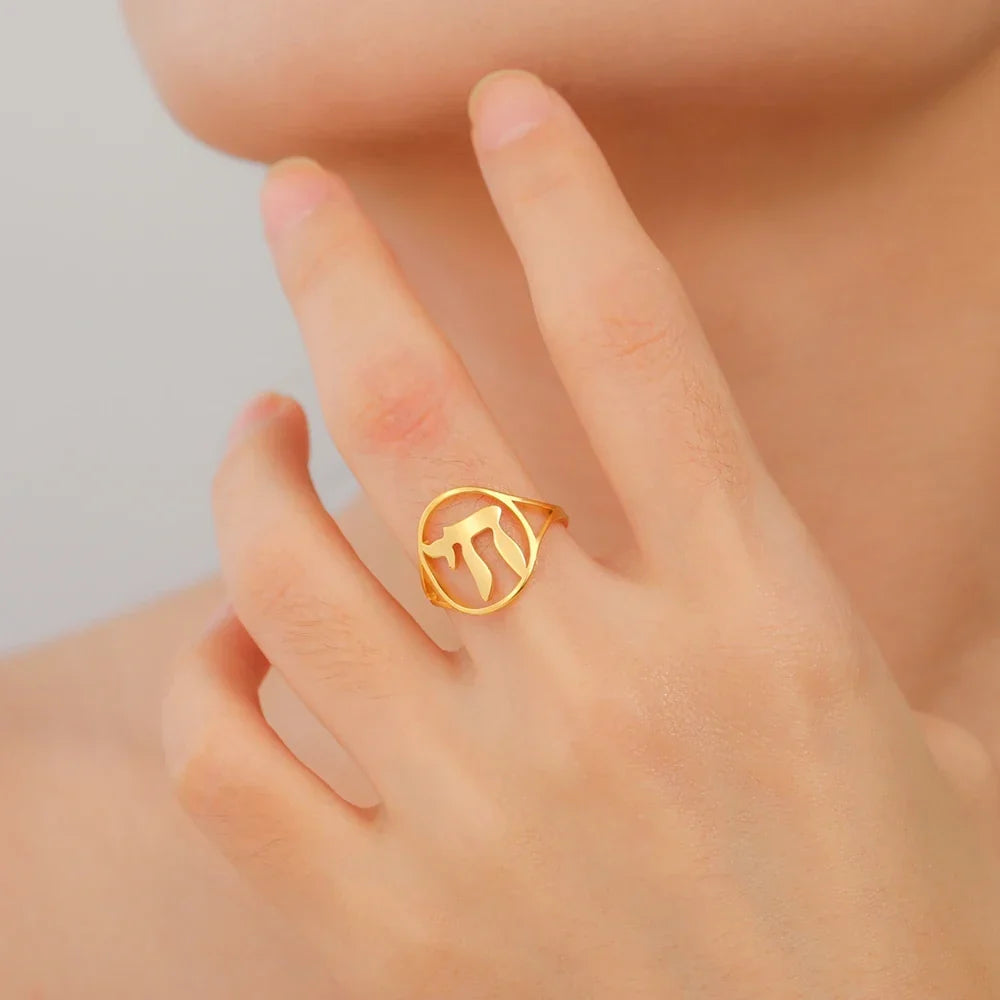 Anillo hueco con el símbolo judío de la vida, Jái, en oro
