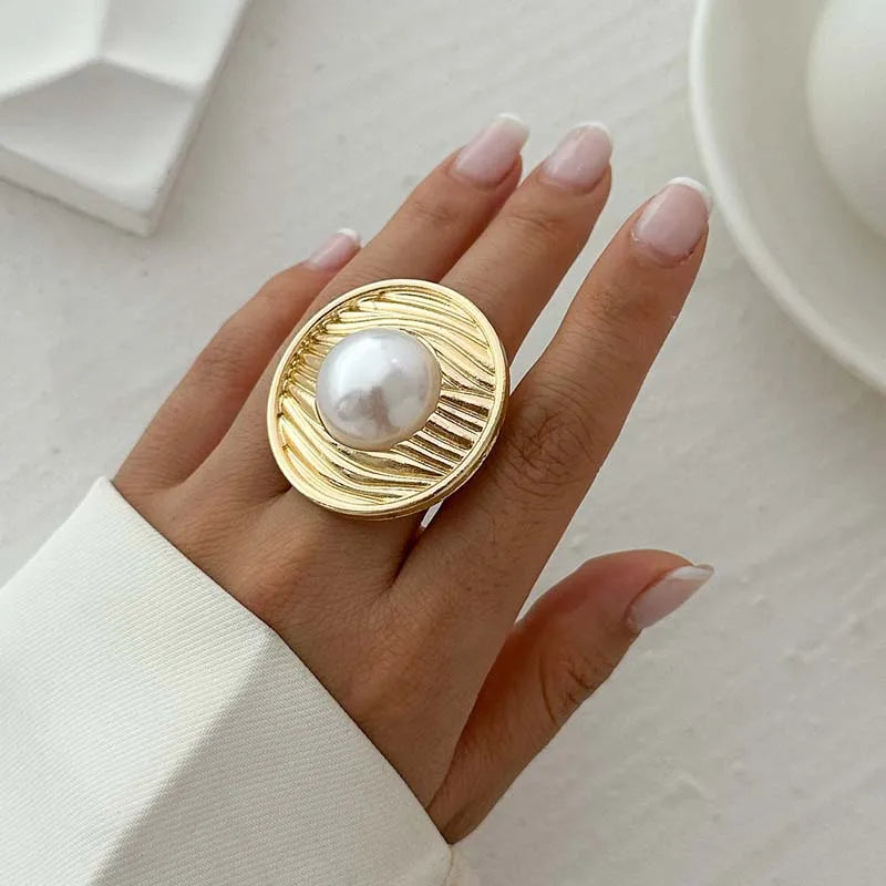 Anillo de estilo barroco con perla blanca oro