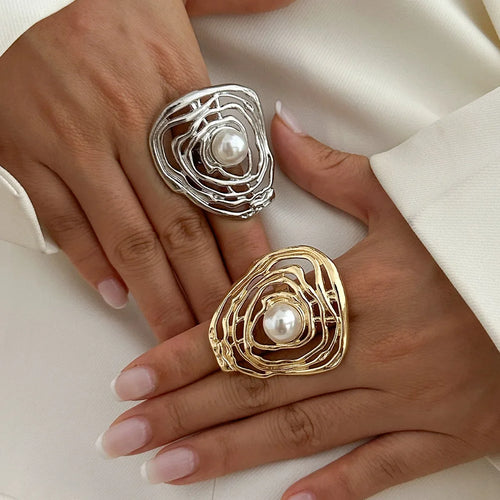 Anillo de estilo barroco con perla dorada