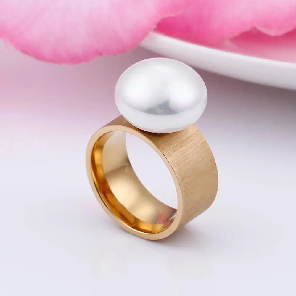 Anillo de Estilo Retro con Perla Blanca dorada