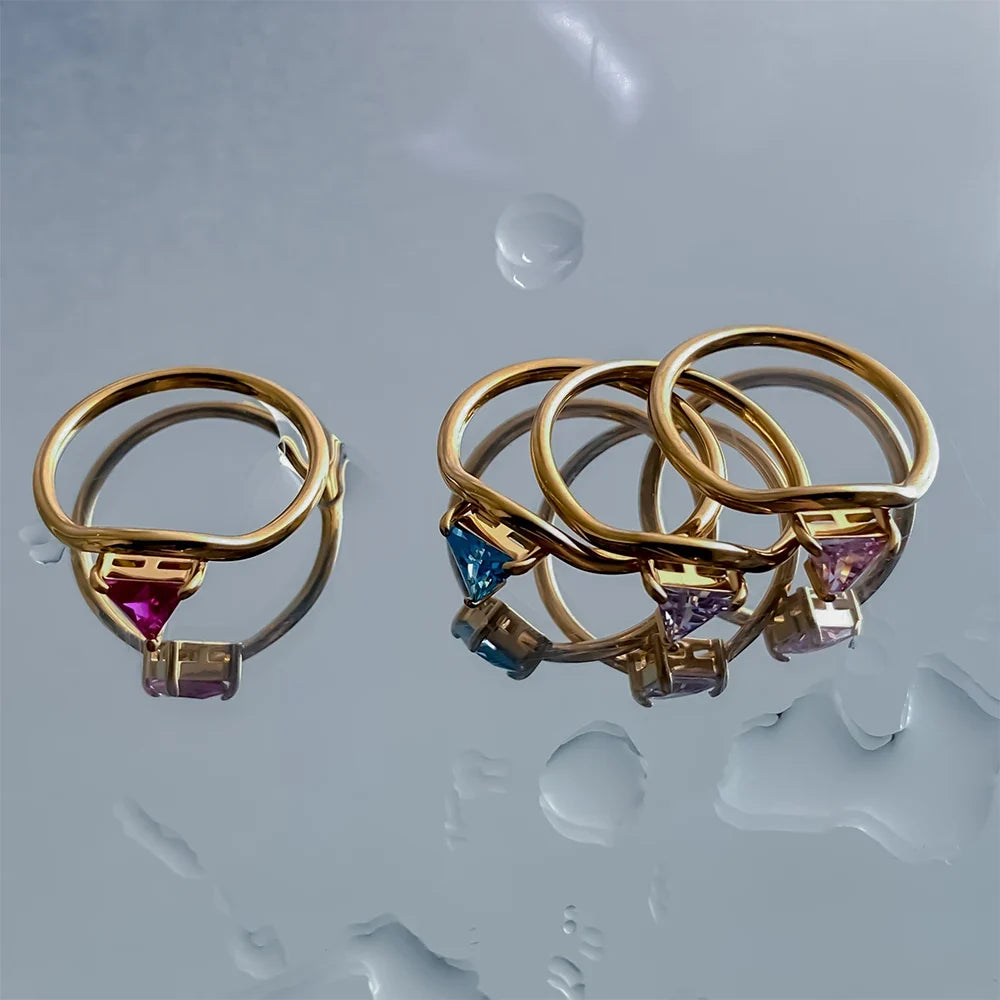 Anillo dorado con piedra de nacimiento triangular