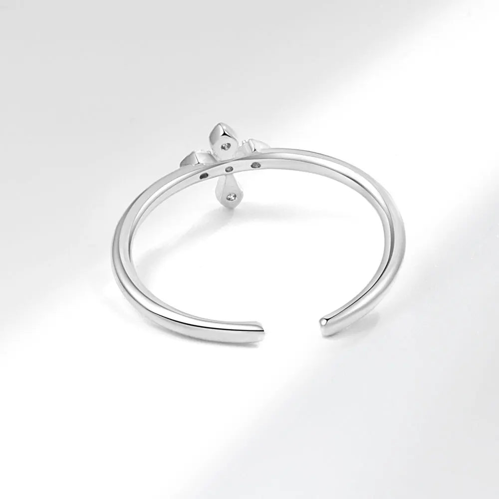 Anillo Elegante con Cruz de Circonio