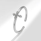 Anillo Elegante con Cruz de Circonio