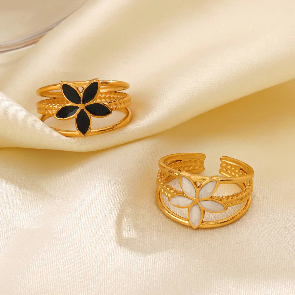 Anillo Elegante con Flor negra