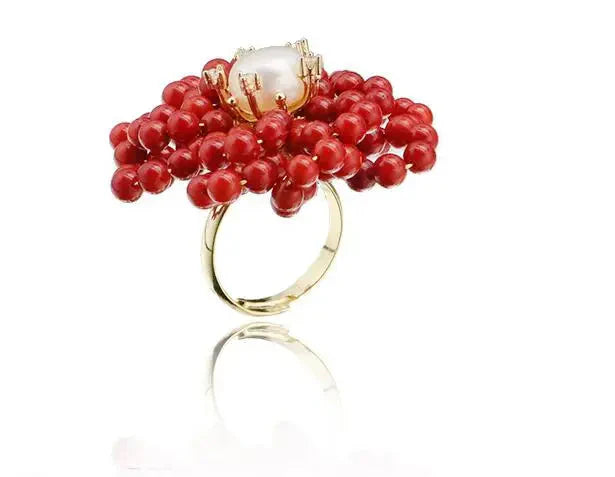 Anillo con forma de flor de coral y perlas