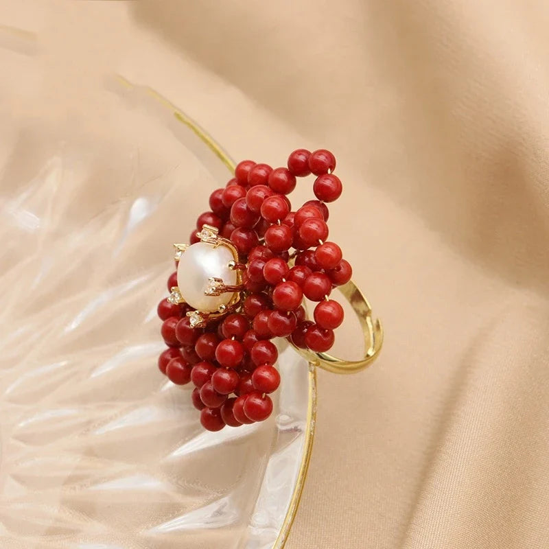 Anillo con forma de flor de coral y perlas