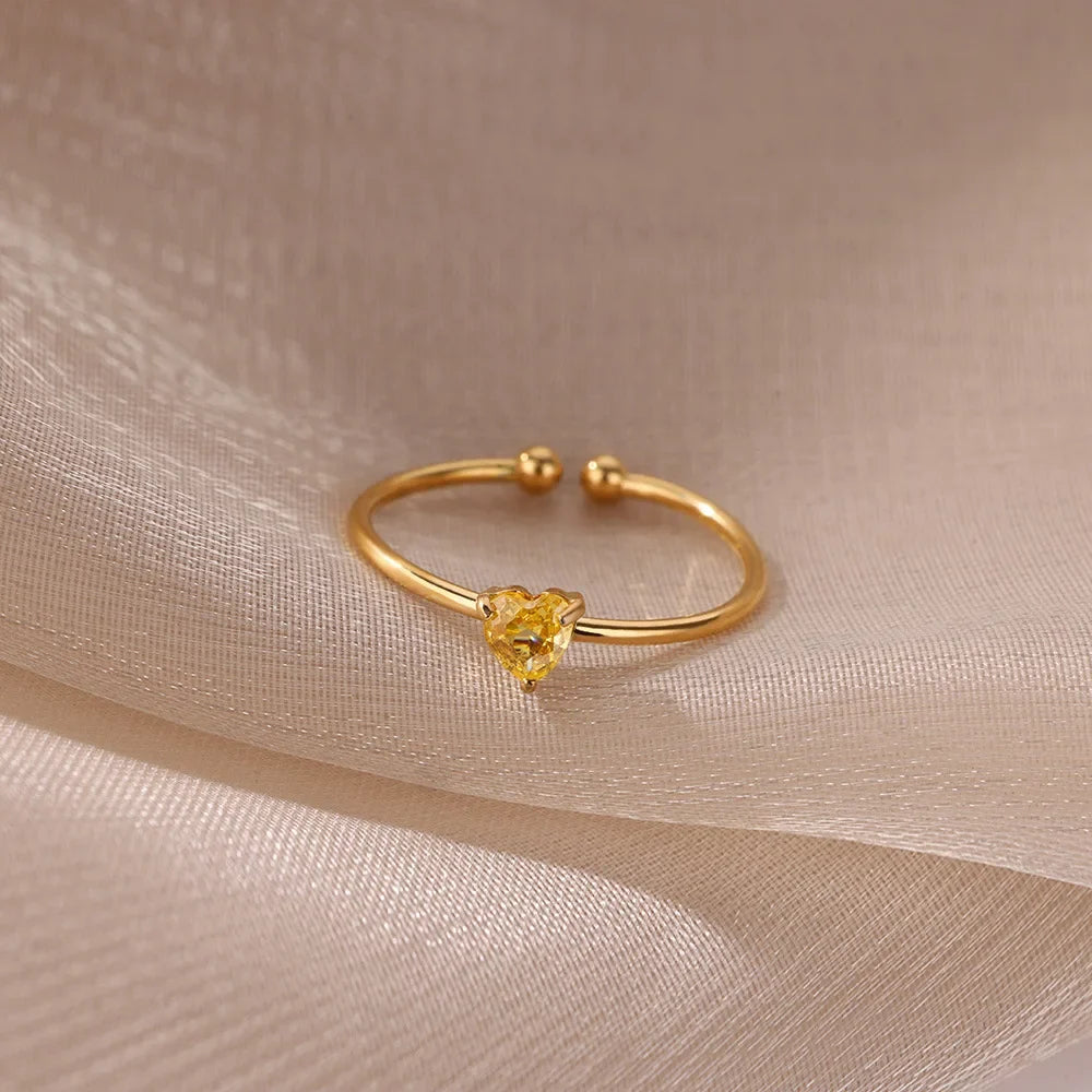 Anillo fino dorado con piedra de nacimiento en forma de corazón