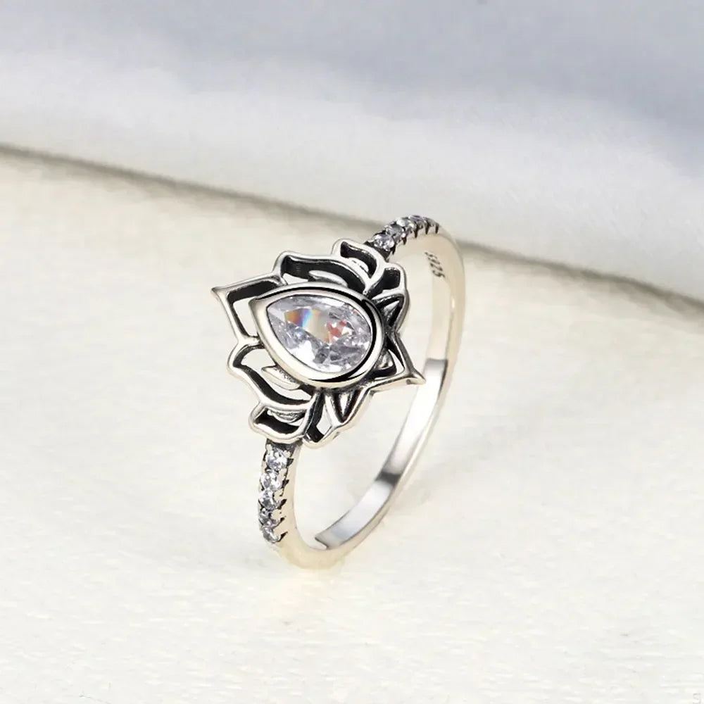 Anillo Flor de Loto Plateado para Mujer blanco