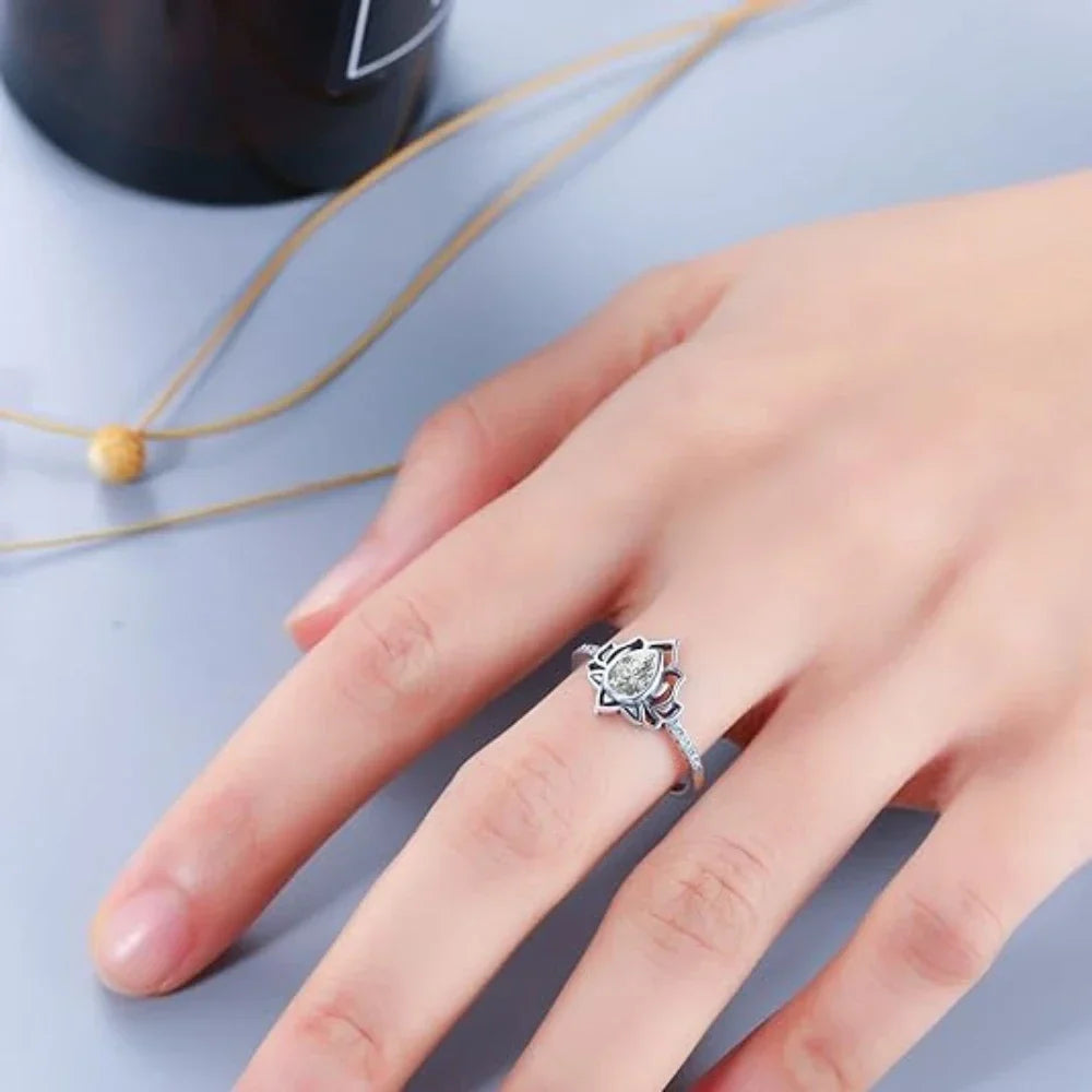 Anillo Flor de Loto Plateado para Mujer blanco