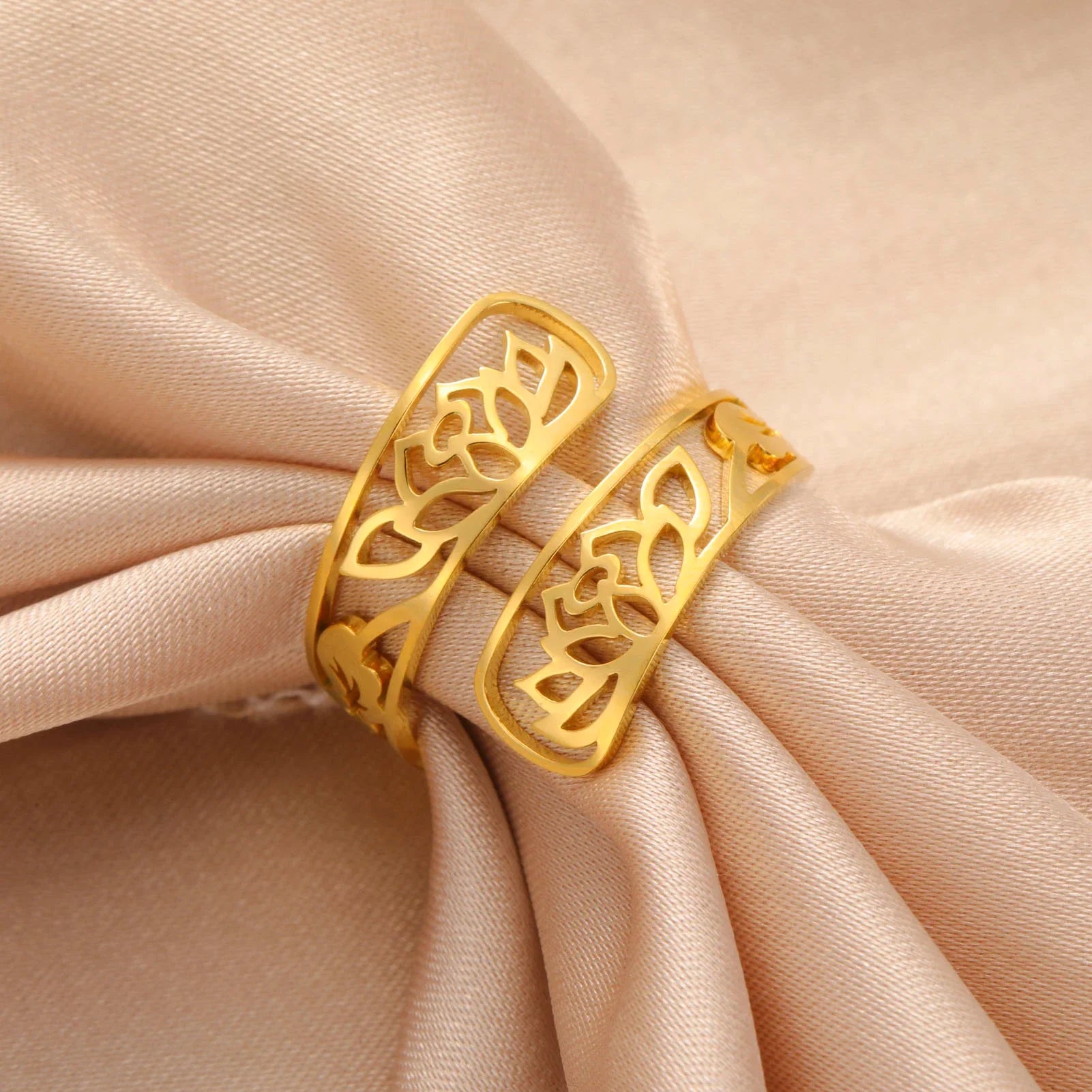 Anillo con Flores de Loto de oro