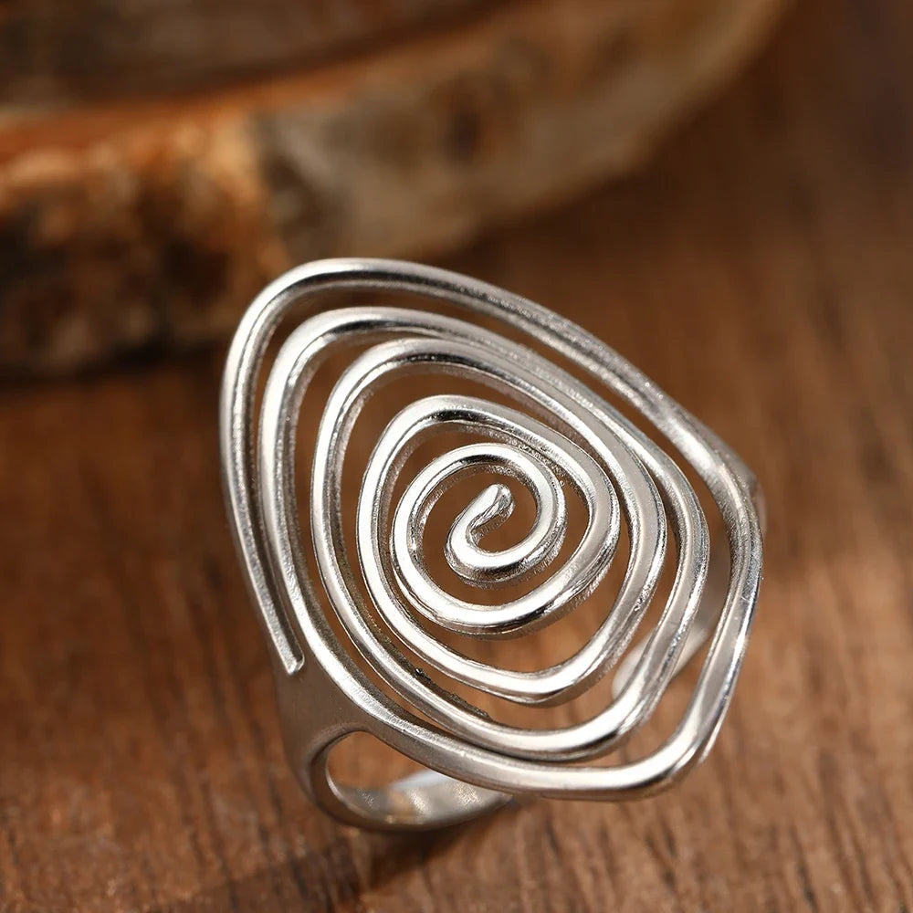 Anillo ancho en forma de espiral texturizada plateado