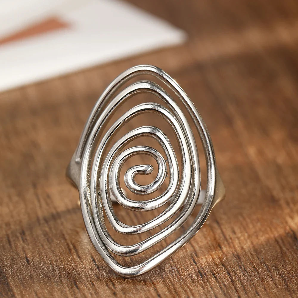 Anillo ancho en forma de espiral texturizada plateado