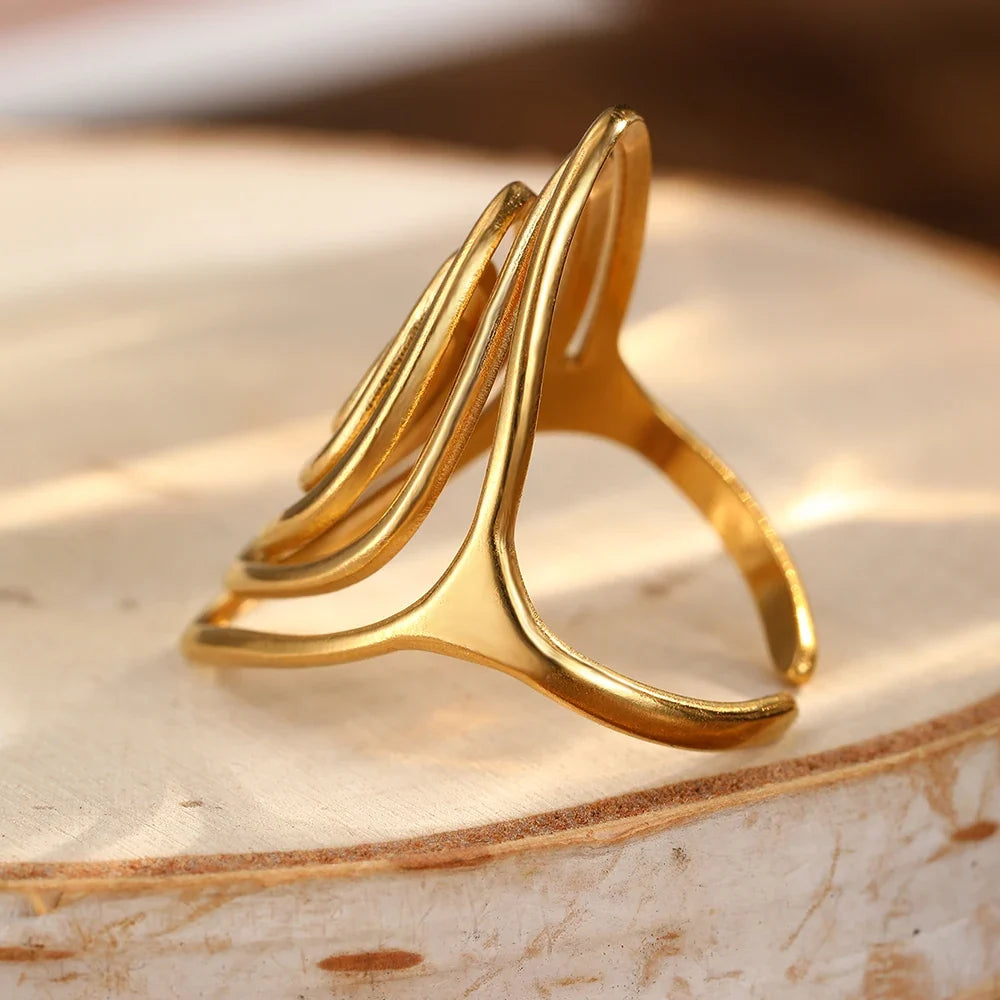 Anillo ancho en forma de espiral texturizada dorado