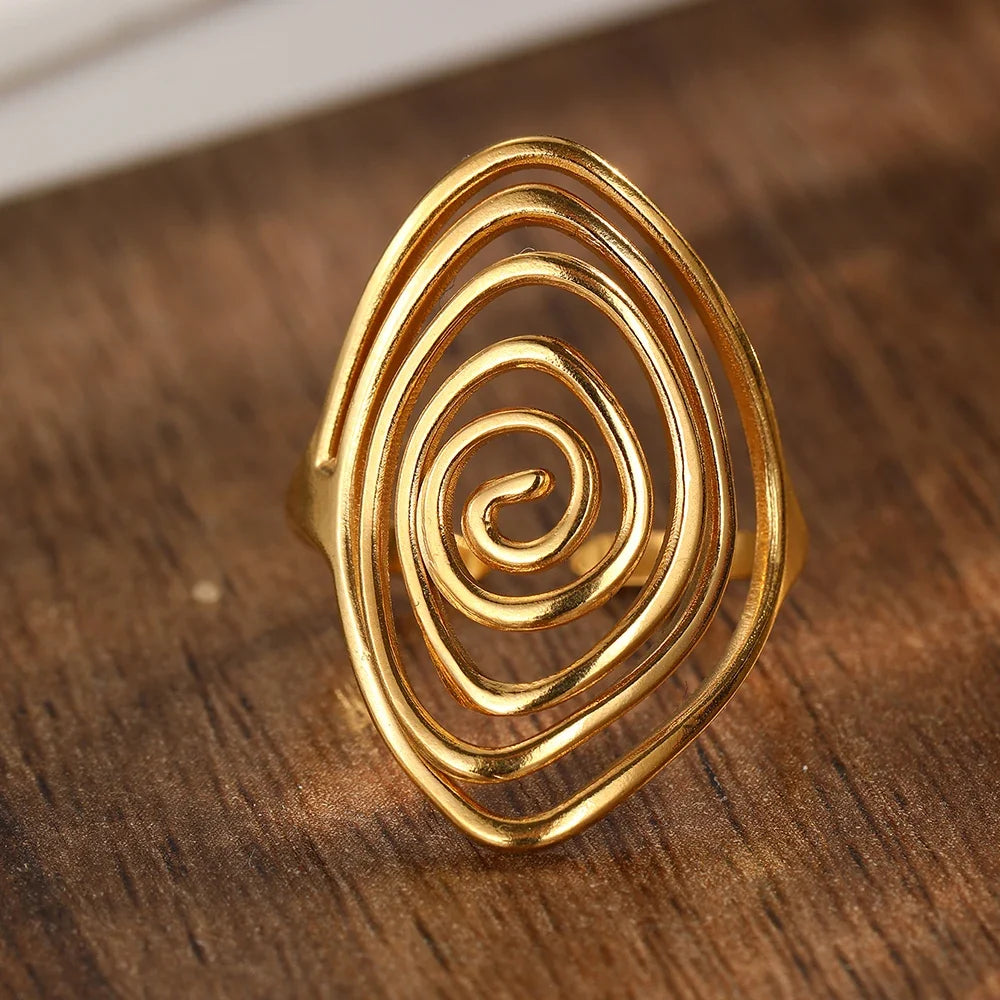 Anillo ancho en forma de espiral texturizada dorado