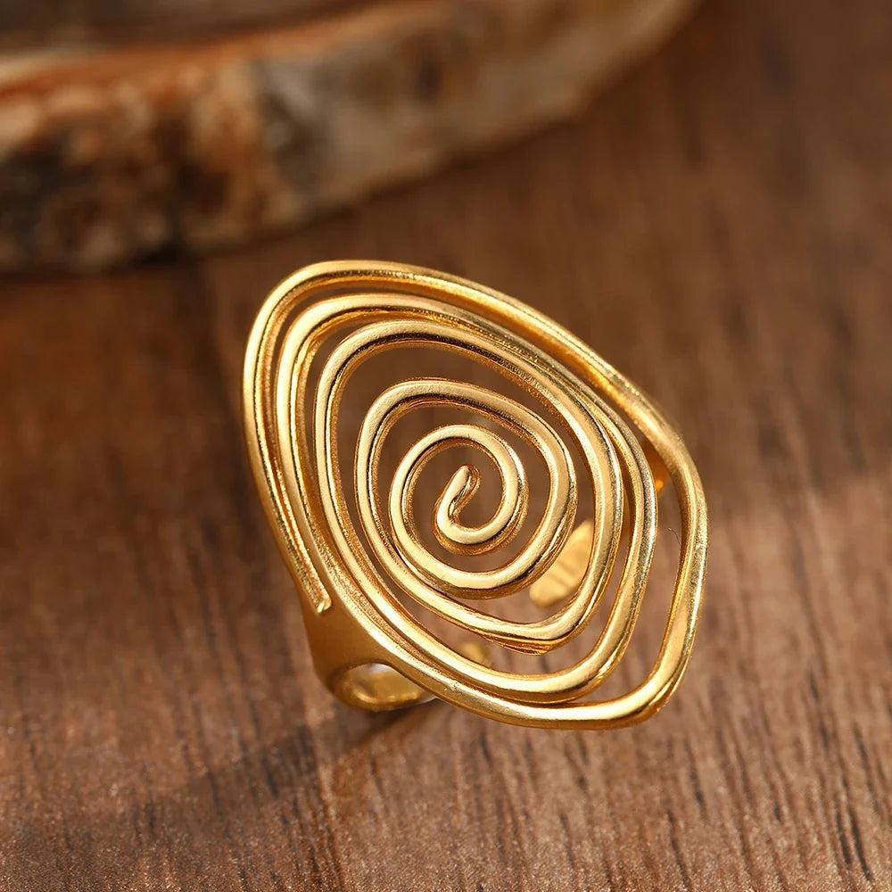 Anillo ancho en forma de espiral texturizada dorado