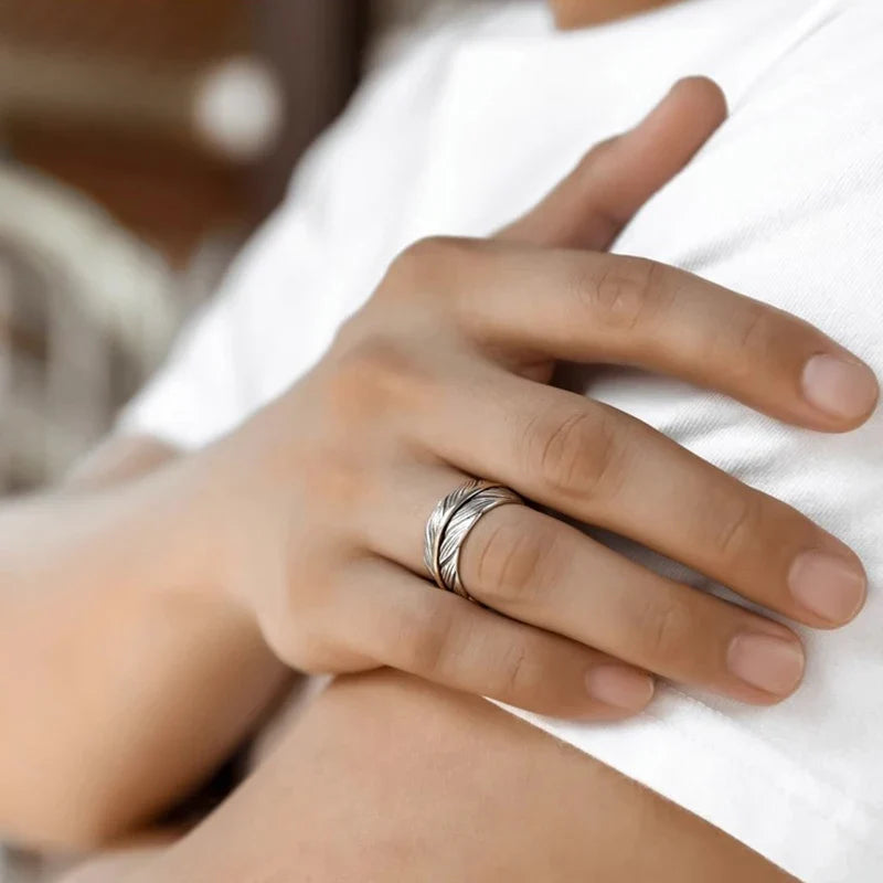 Anillo abierto con forma de pluma