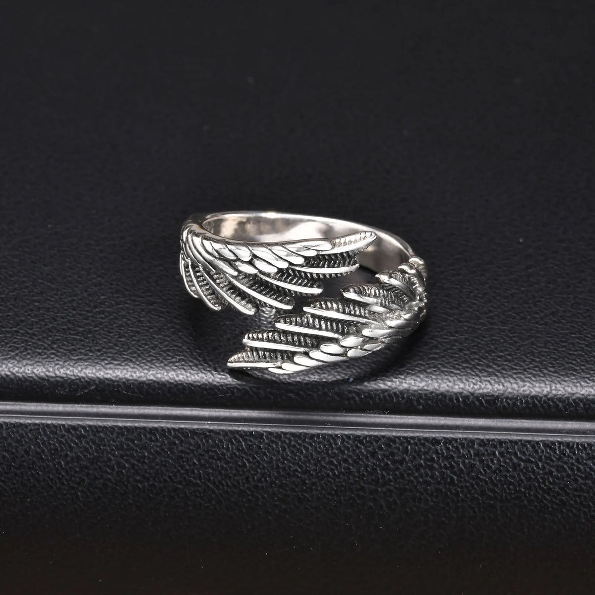 Anillo de pluma plateada para hombre