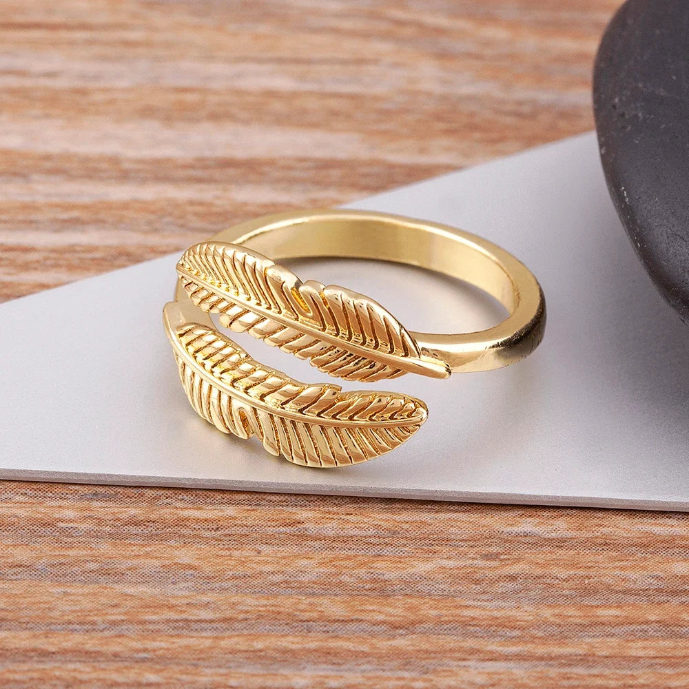 Anillo con pluma cincelada dorada