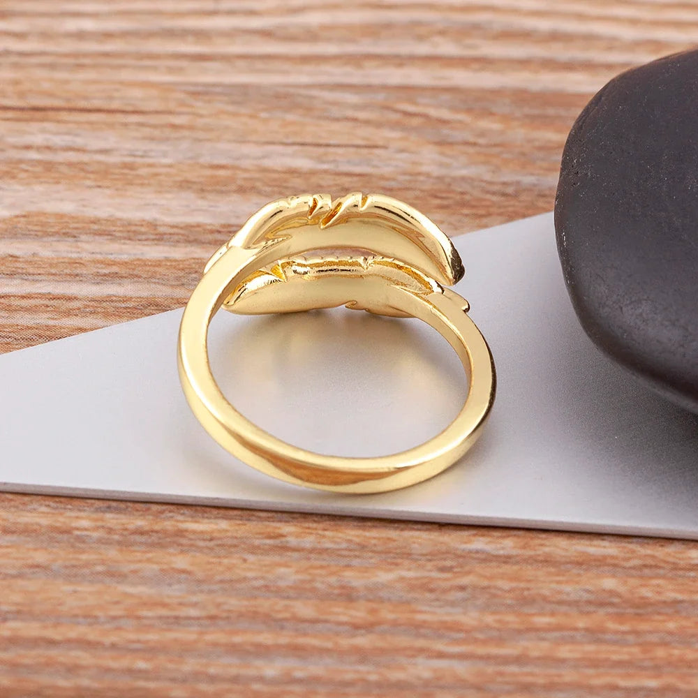 Anillo con pluma cincelada dorada