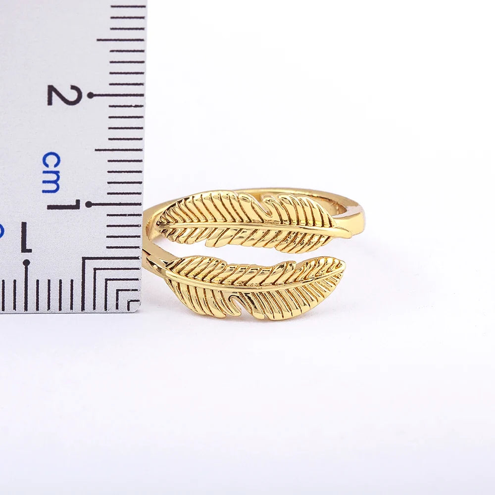Anillo con pluma cincelada dorada