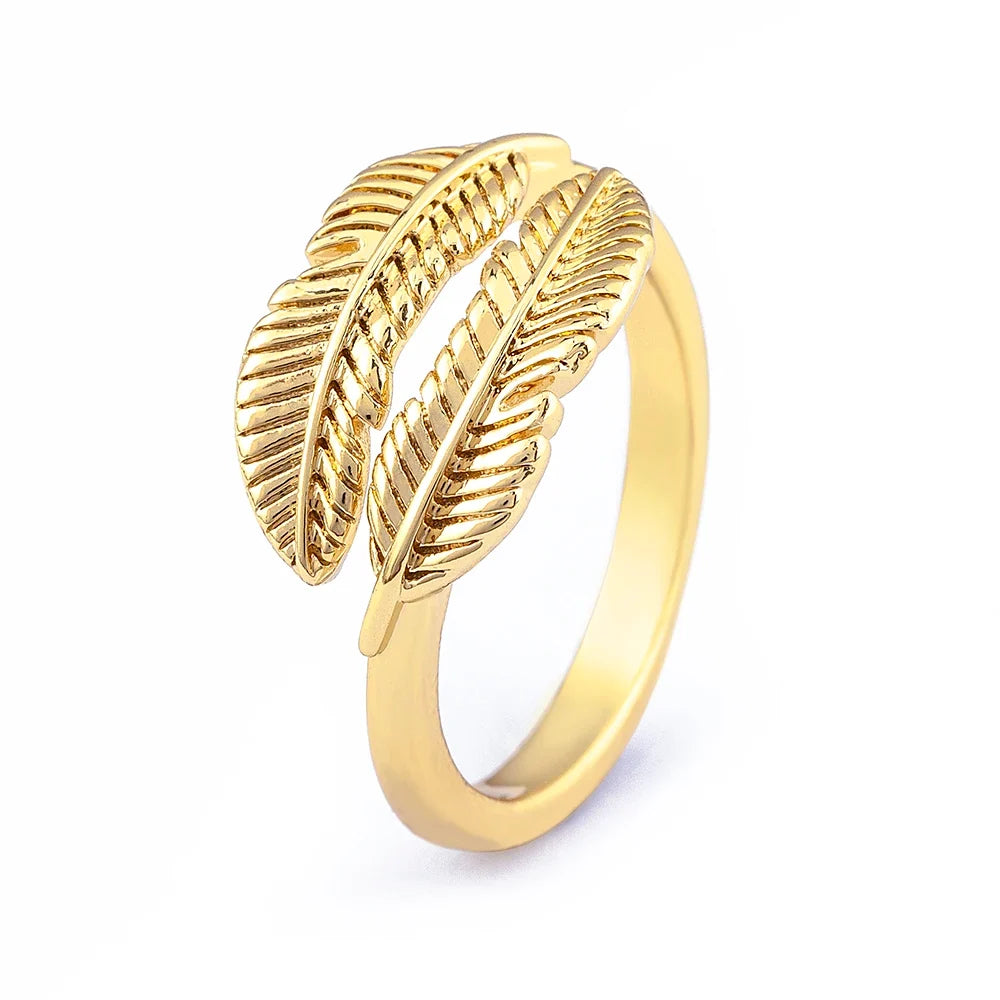 Anillo con pluma cincelada dorada