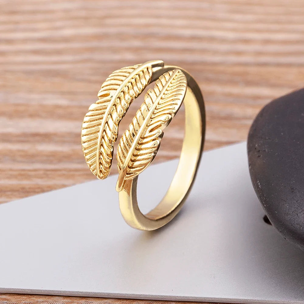 Anillo con pluma cincelada dorada