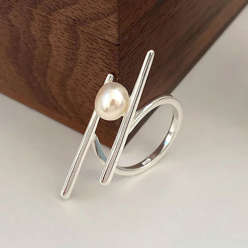 Anillo Estilizado con Perla Blanca en Circón