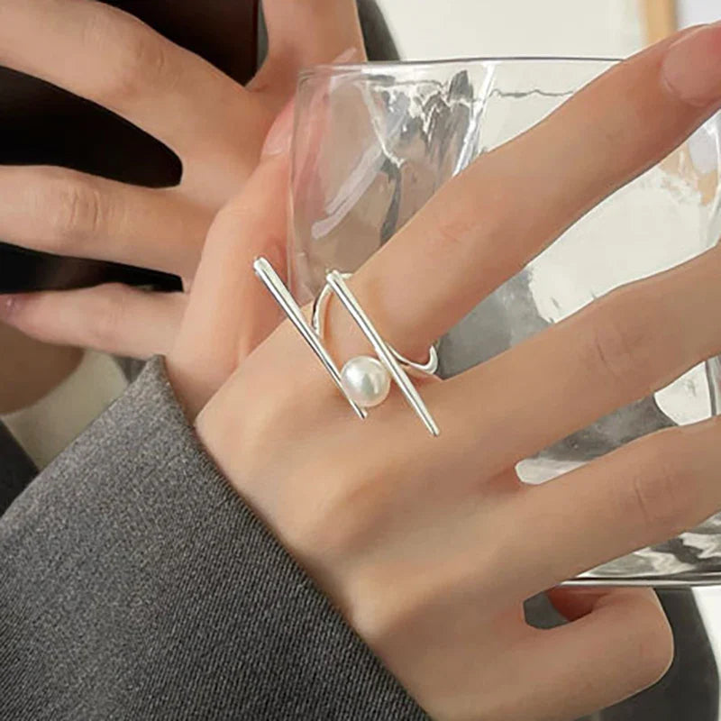 Anillo Estilizado con Perla Blanca en Circón