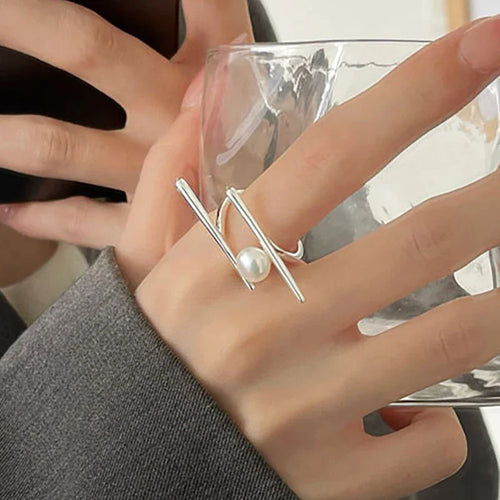 Anillo Estilizado con Perla Blanca en Circón